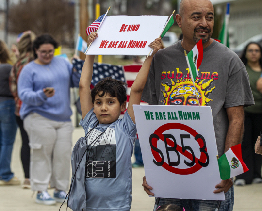 지난달 앨라배마주 러셀빌 도심에 있는 프랭클린 카운티 법원 앞에서 트럼프 행정부가 시행한 이민 정책에 반대하는 시위가 벌어지고 있습니다. AP 연합뉴스